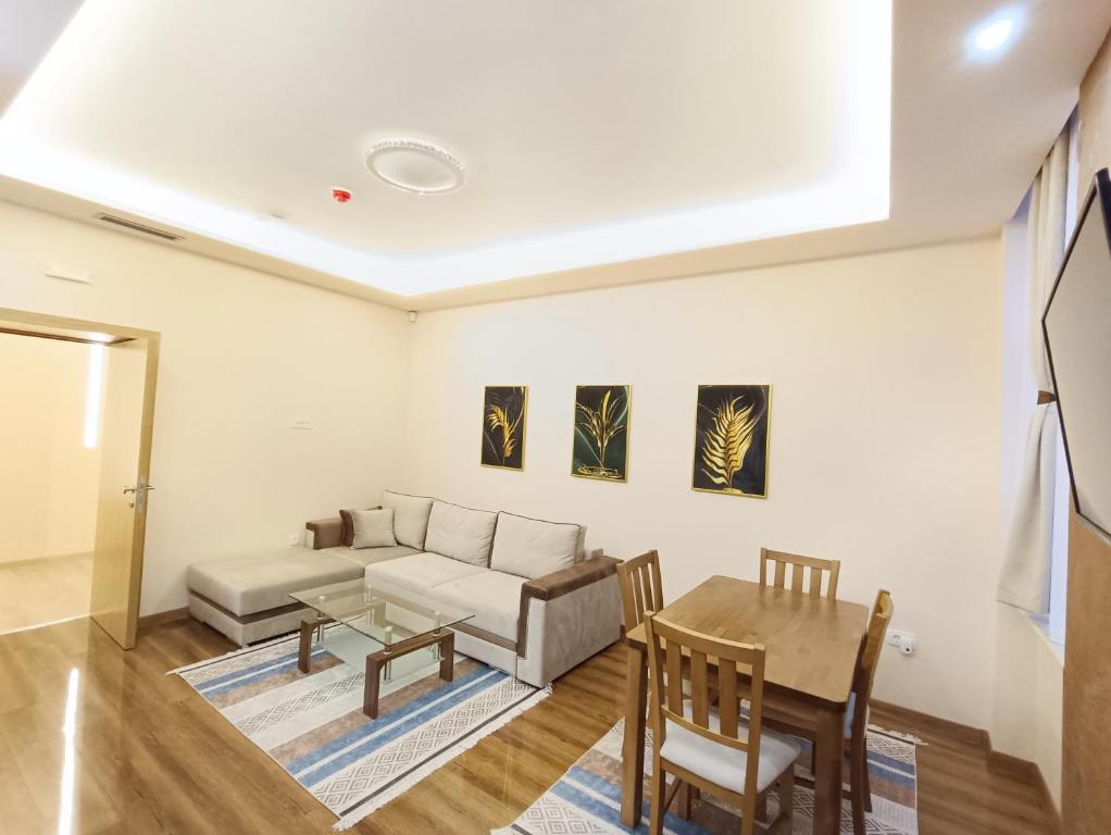 ein Wohnzimmer mit einem Sofa und einem Tisch in der Unterkunft KARAULA Apartments in Sarajevo
