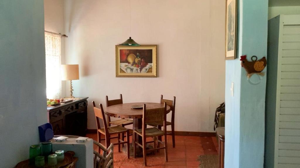 a dining room with a table and chairs at Chalés na fazenda in Santo Antônio de Posse