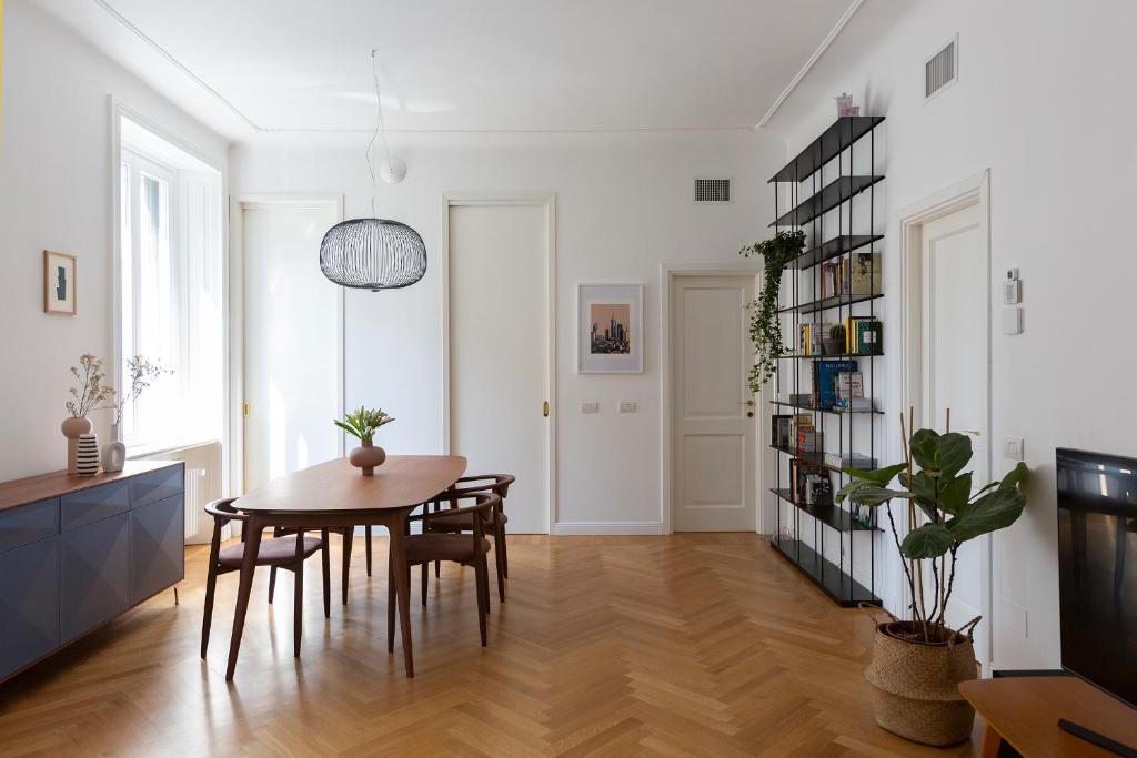 jadalnia ze stołem i krzesłami w obiekcie Elegant and bright apartment, Milano Gerusalemme w Mediolanie