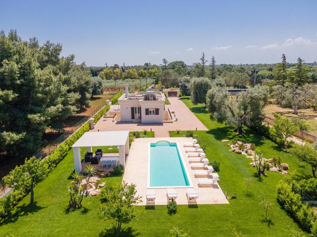 widok z lotu ptaka na dom z basenem w obiekcie Villa La Seta by Perle di Puglia w mieście San Vito dei Normanni