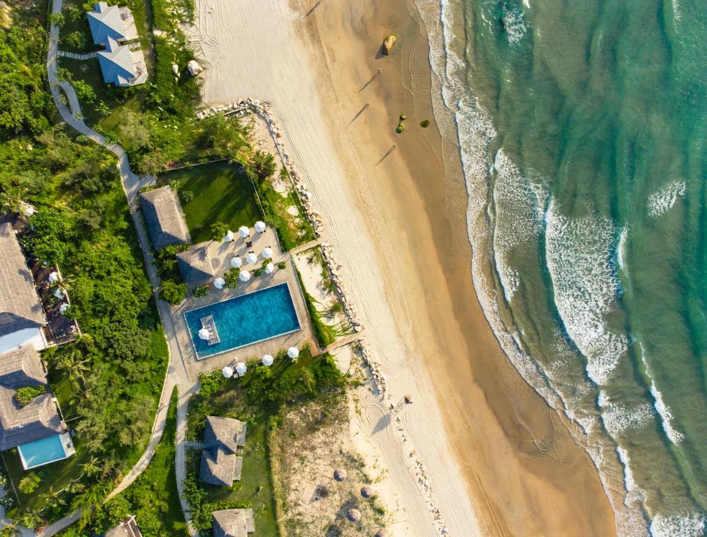 an overhead view of the beach and the ocean at Crown Retreat Quy Nhon Resort in Quy Nhon