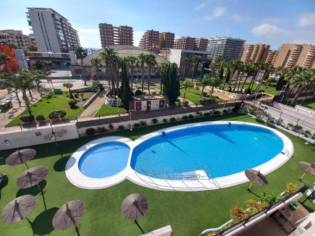 an overhead view of a large swimming pool in a city at Práctico apartamento en el Centro de Marina D´or in Oropesa del Mar