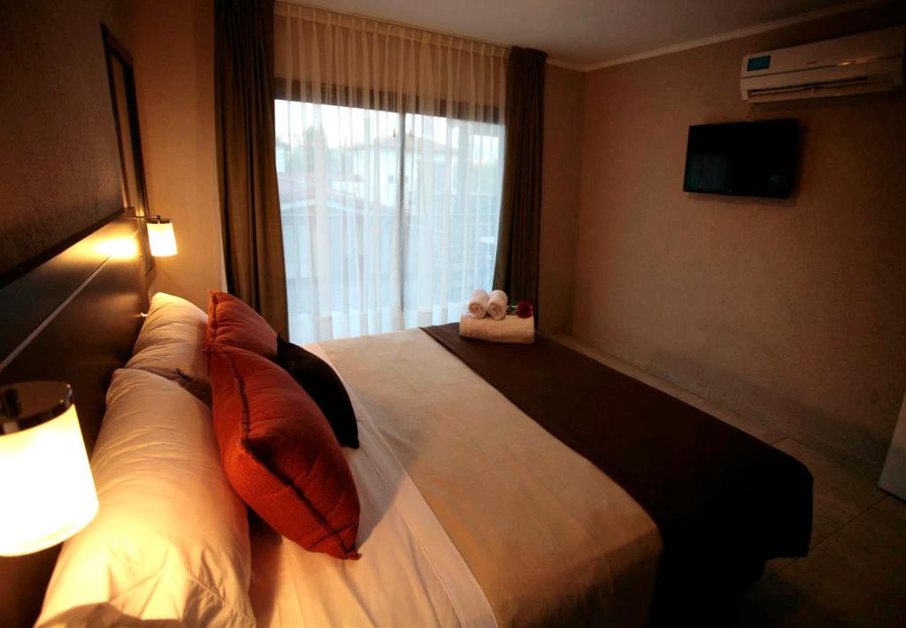 Postel nebo postele na pokoji v ubytování BlackStone Apart Boutique Hotel