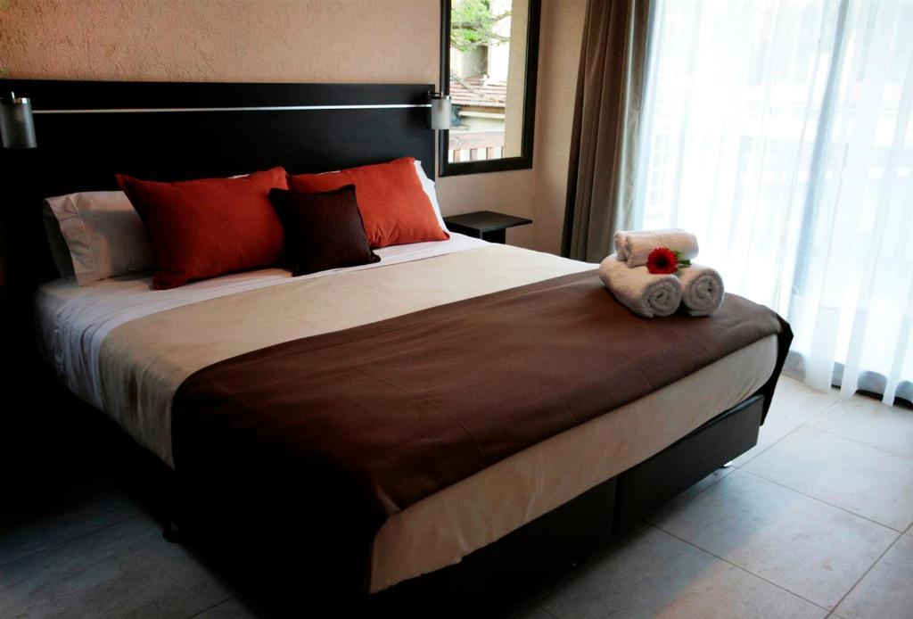 Postel nebo postele na pokoji v ubytování BlackStone Apart Boutique Hotel