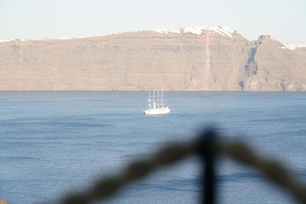 Fotografie z fotogalerie ubytování Oinos Luxury Suites Caldera v destinaci Oia
