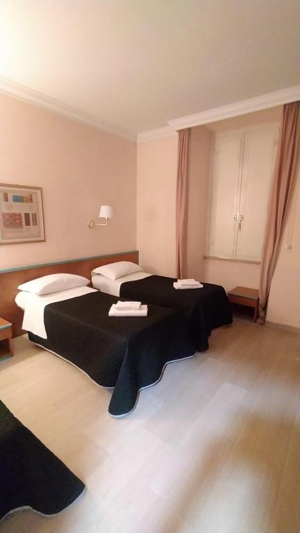 A bed or beds in a room at Hotel Center 1