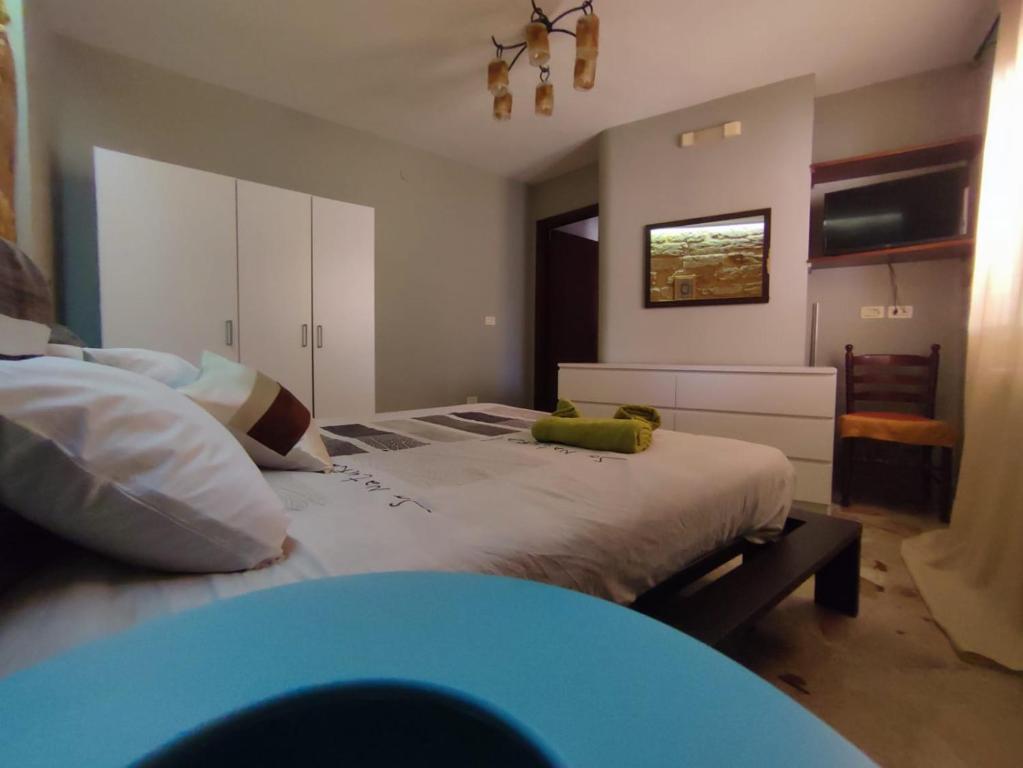 ein Schlafzimmer mit einem großen Bett in einem Zimmer in der Unterkunft Le case di Grazia in Ioppolo Giancaxio