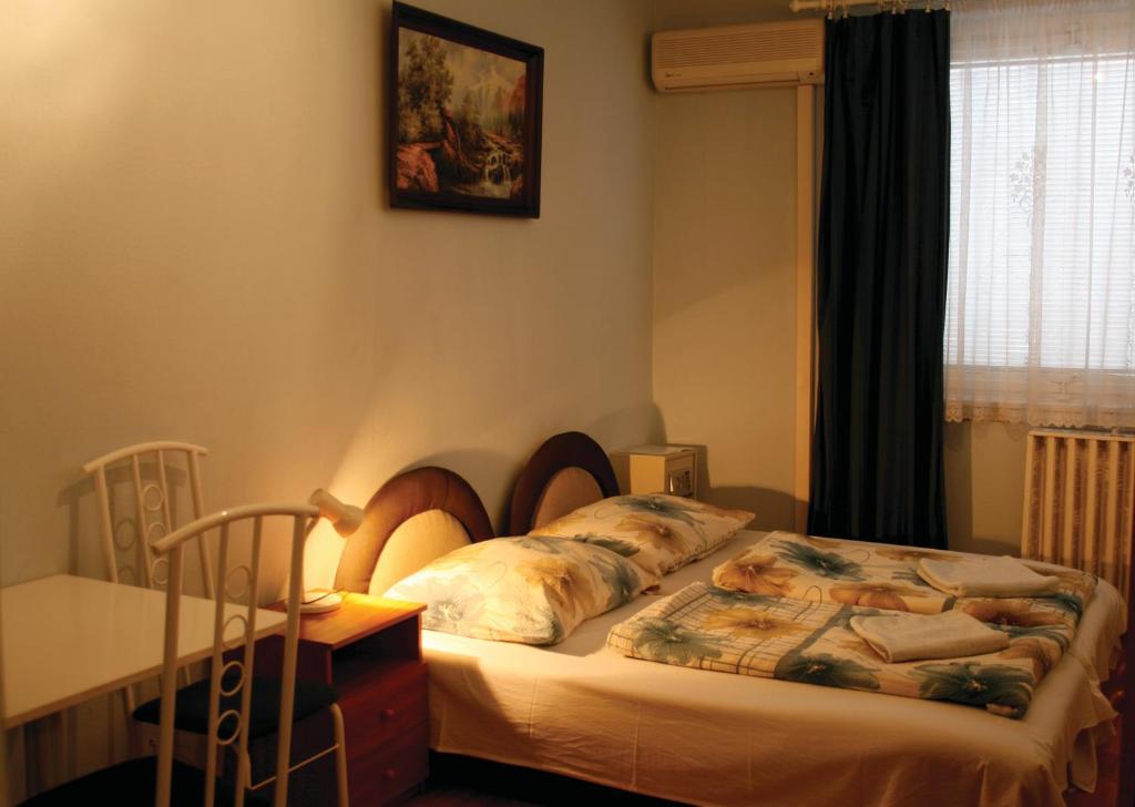 1 dormitorio con cama, escritorio y ventana en Mary-Ann Non-Stop Apartments, en Budapest