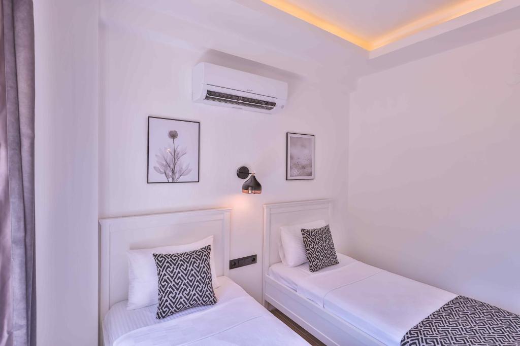 Postel nebo postele na pokoji v ubytování Lobelya Suites