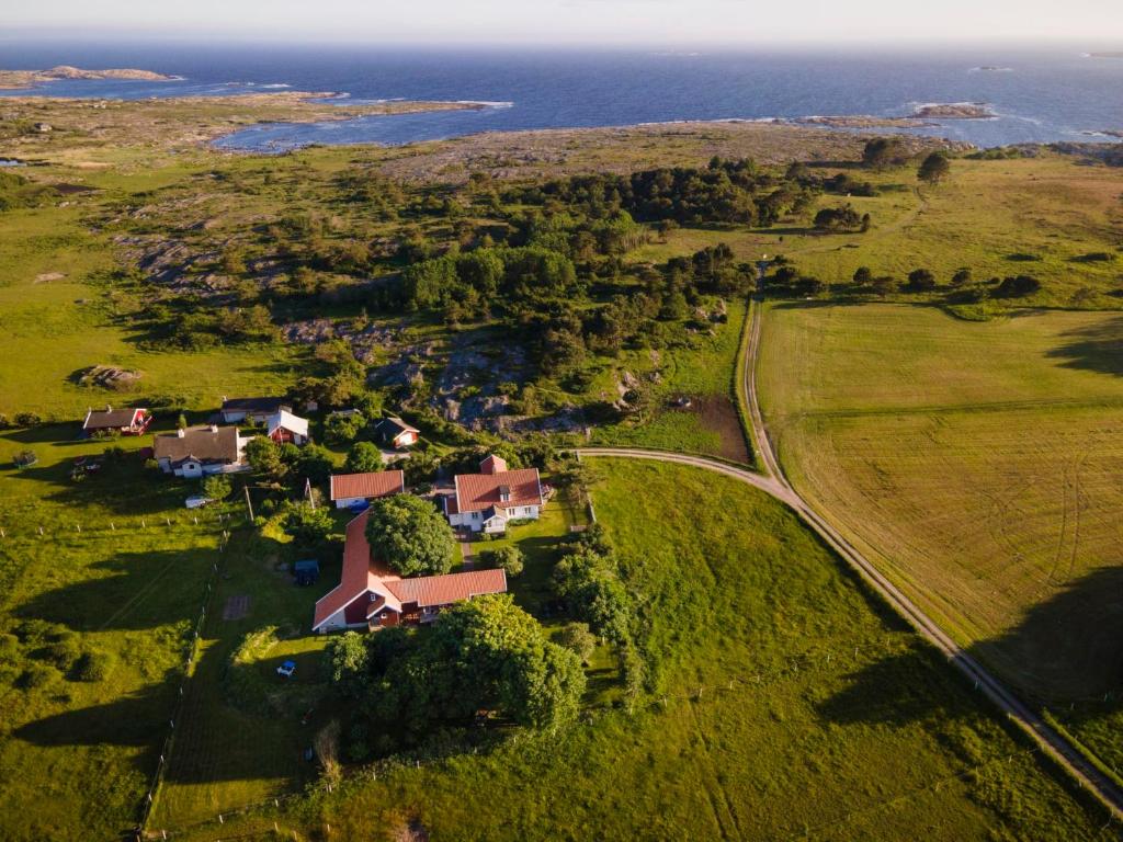 una vista aerea di una fattoria con l'oceano sullo sfondo di Studio Solbakke, modern studio close to sea a Rød