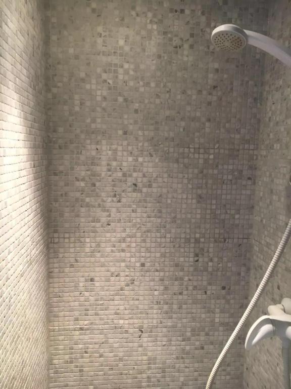 eine Dusche mit Duschkopf im Bad in der Unterkunft Studio Chatelet Lescot in Paris