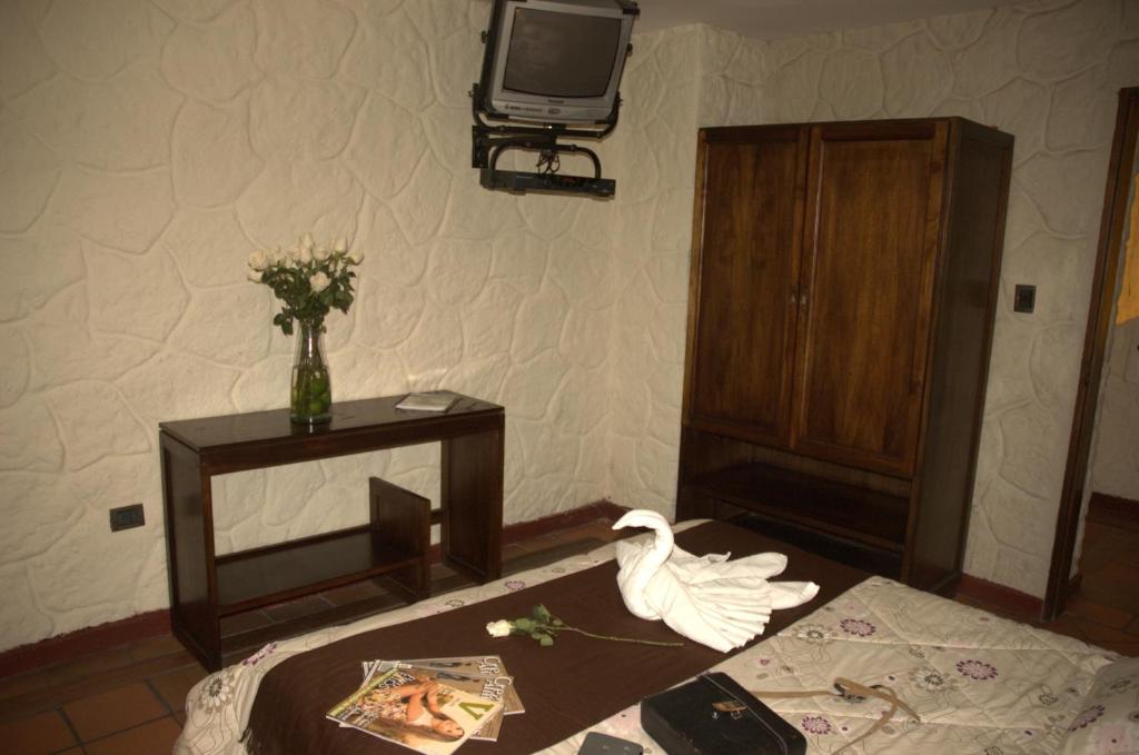 TV a/nebo společenská místnost v ubytování HOTEL Quito Antiguo