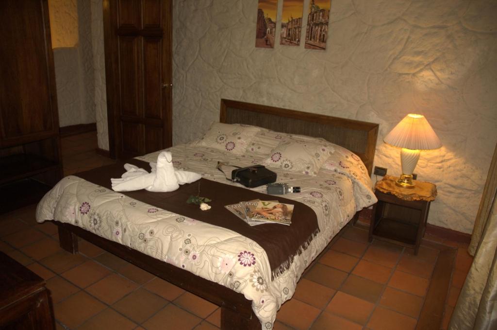 Postel nebo postele na pokoji v ubytování HOTEL Quito Antiguo