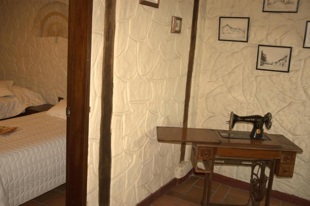 Postel nebo postele na pokoji v ubytování HOTEL Quito Antiguo