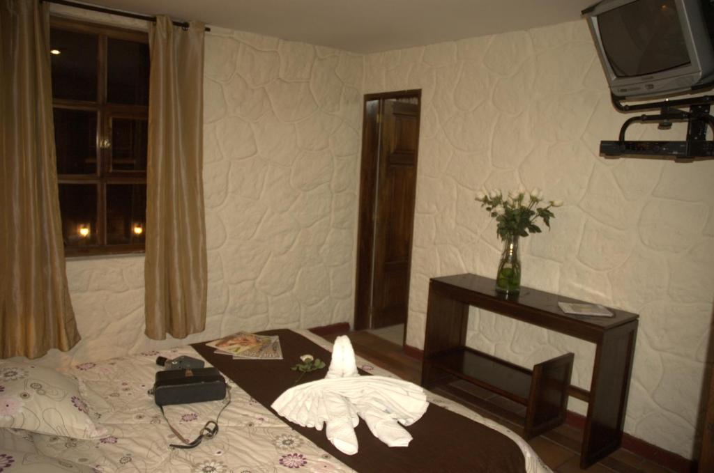 TV a/nebo společenská místnost v ubytování HOTEL Quito Antiguo