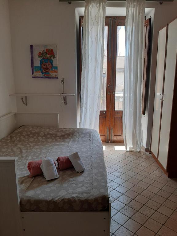 a bedroom with a bed with two towels on it at Monovano Centro Storico in Catania