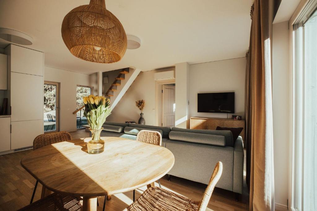 ein Wohnzimmer mit einem Tisch und einem Sofa in der Unterkunft House 100 m to the sea in Monciske, free parking in Monciškės g.