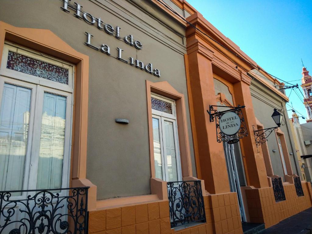 a building with a sign on the side of it at Hotel de la Linda in Salta