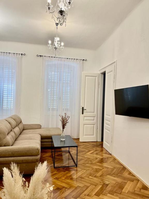 Telewizja i/lub zestaw kina domowego w obiekcie Lux Apartmans
