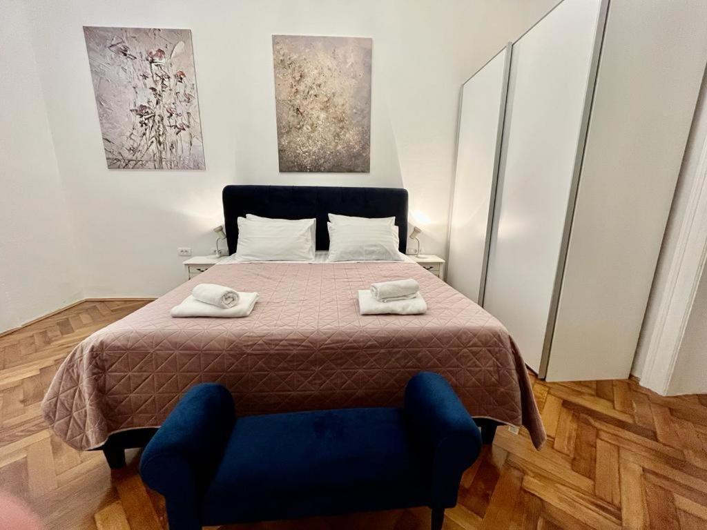 Łóżko lub łóżka w pokoju w obiekcie Lux Apartmans
