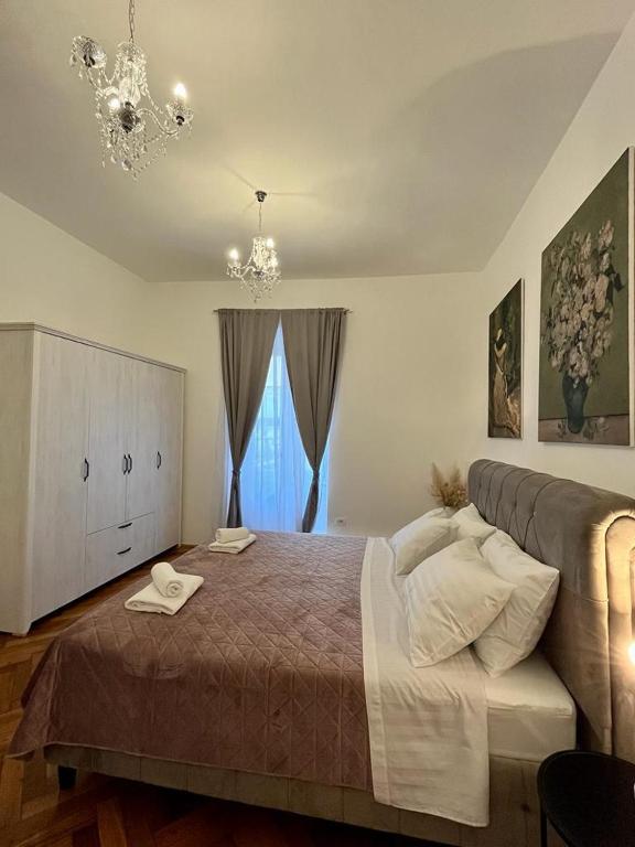 Łóżko lub łóżka w pokoju w obiekcie Lux Apartmans