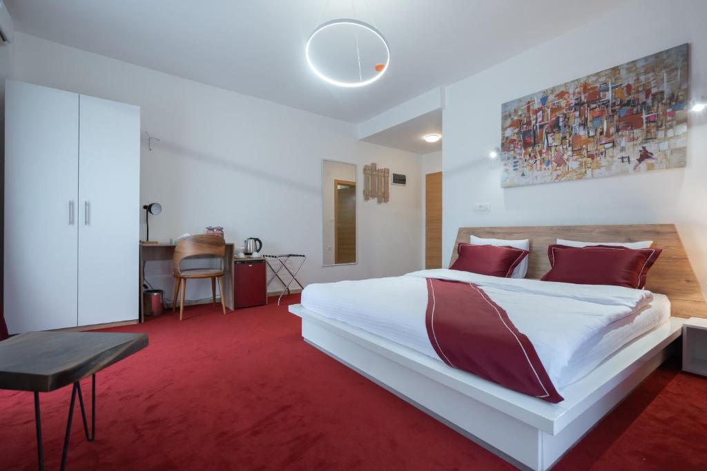 Postel nebo postele na pokoji v ubytování Austrian Palace Hotel