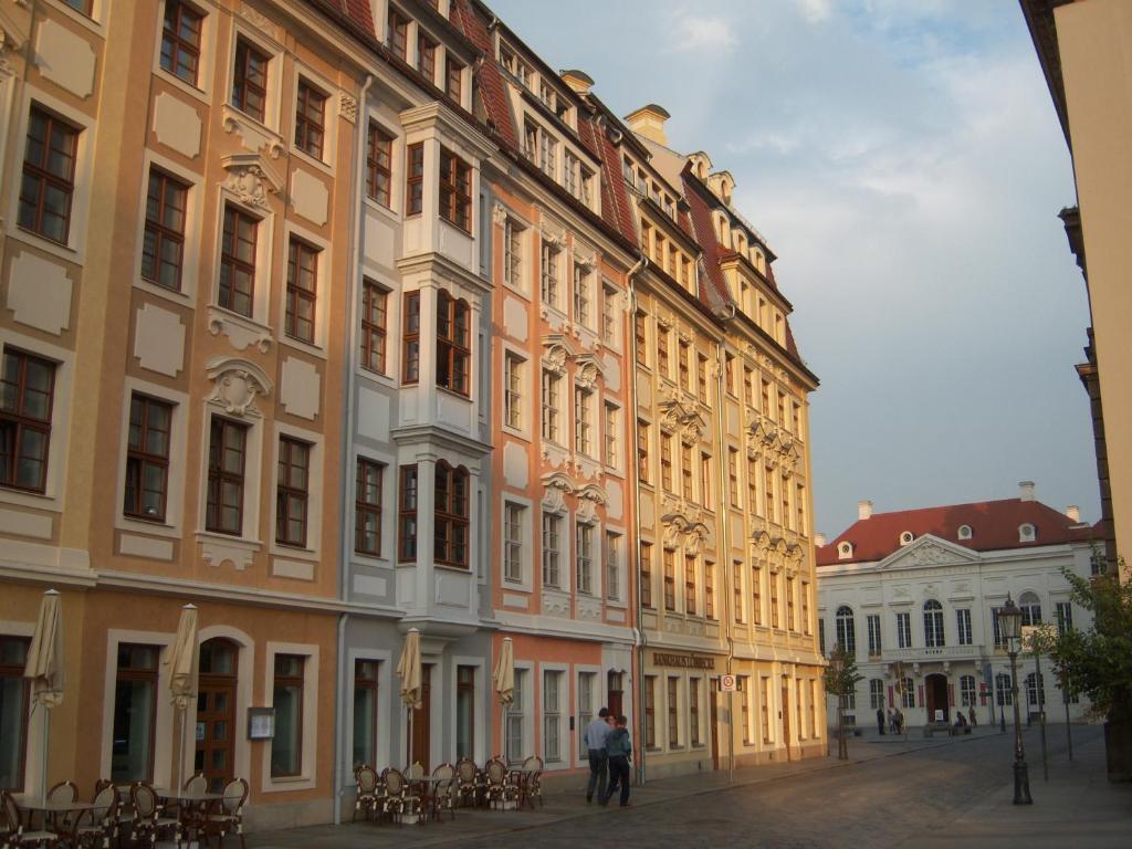 un grand bâtiment avec des personnes debout devant lui dans l'établissement Historisches Bürgerhaus Dresden -Kulturstiftung-, à Dresde