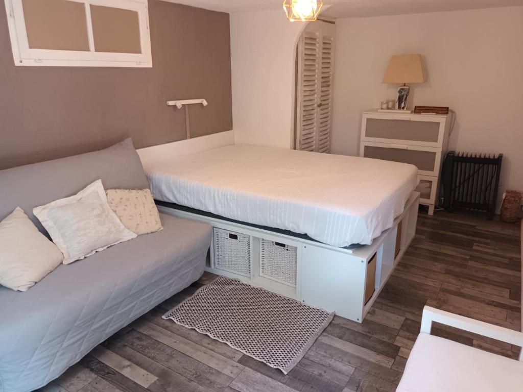 Giường trong phòng chung tại La Salamandre,Charmant T2 Calme et nature à Puget-Ville