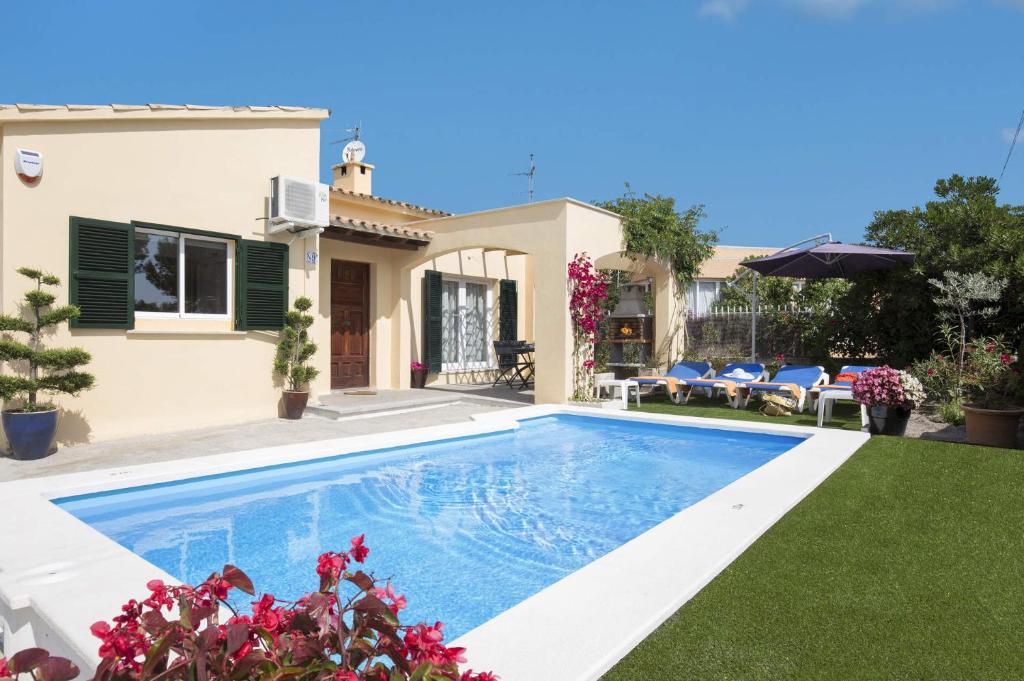 een villa met een zwembad voor een huis bij Villa Oleanda by Villa Plus in Port d'Alcudia