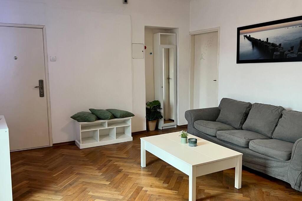 ein Wohnzimmer mit einem Sofa und einem Tisch in der Unterkunft Apartment Carina 2 in Koper