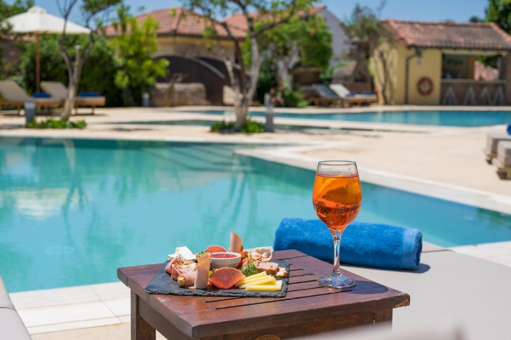 Bazén v ubytovaní Spilia Village Hotel & Villas alebo v jeho blízkosti