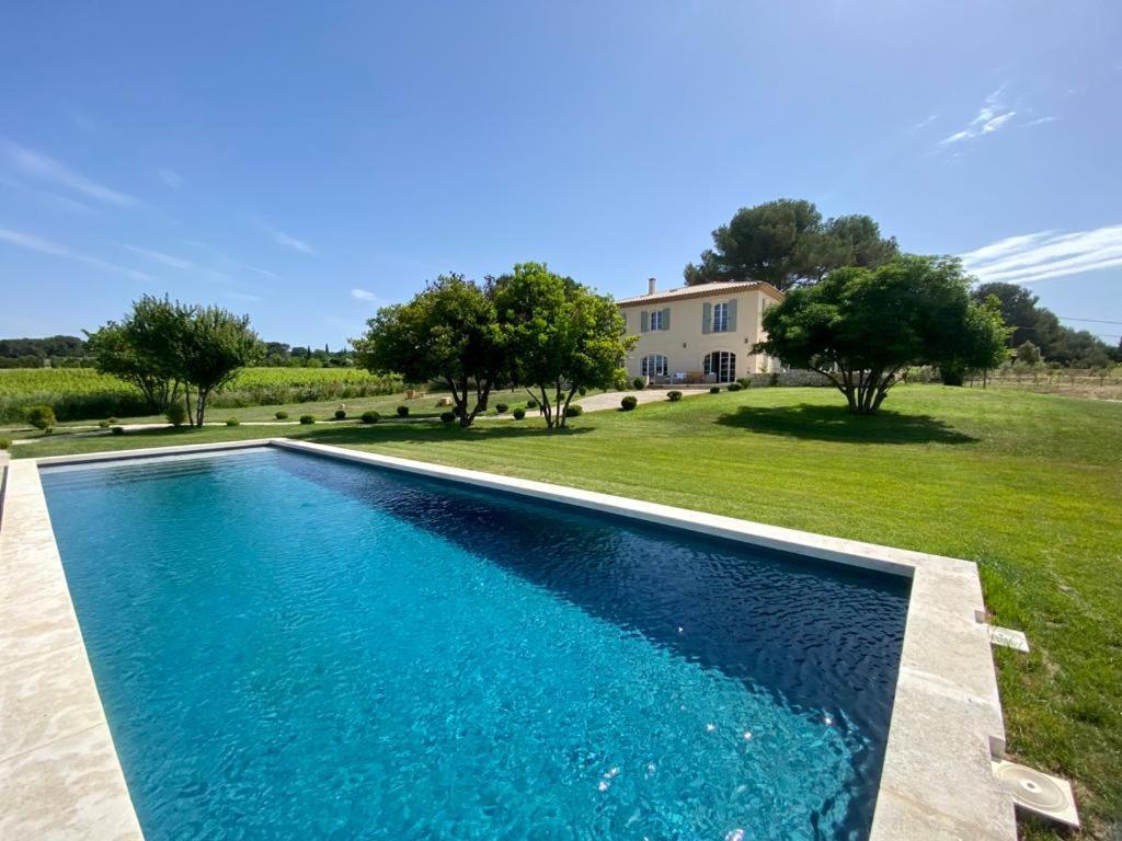 - une piscine dans la cour d'une maison dans l'établissement La Soleillade Aixoise, à Aix-en-Provence