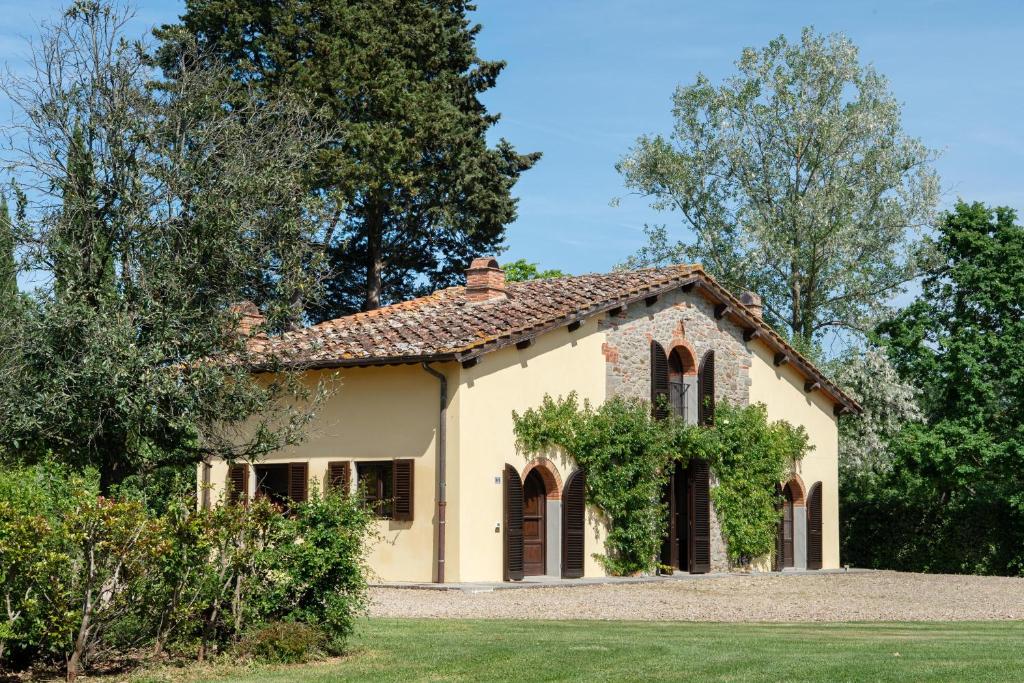mały domek z rosnącym bluszczem w obiekcie I BORRIGIANI - Il Borro Toscana w mieście San Giustino Valdarno