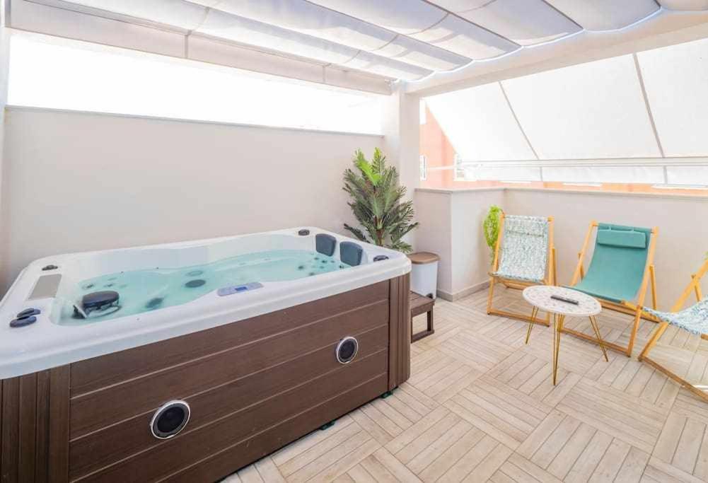 een grote badkamer met een groot bad in een kamer bij Casa Moises By Solymar Holiday in Torre del Mar