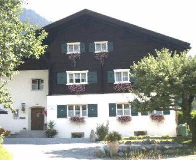 ein großes Schwarz-Weiß-Haus mit in der Unterkunft Ferienhaus Büsch in Gaschurn