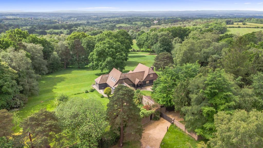 eine Luftansicht eines Hauses im Wald in der Unterkunft Poundgate Park Cottage in Crowborough