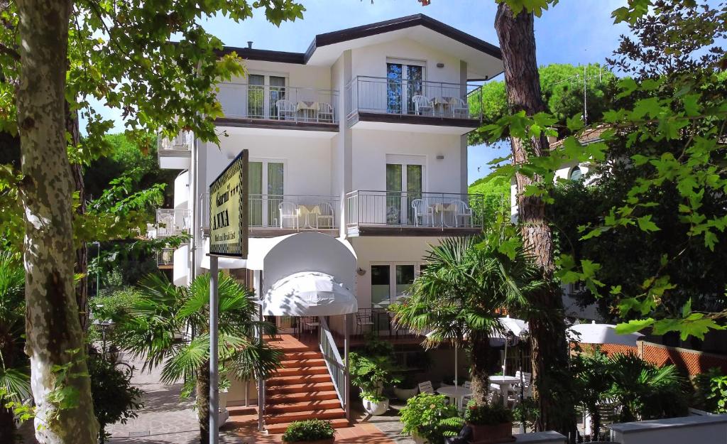 un edificio con árboles delante de él en Hotel Garnì Anna, en Cervia