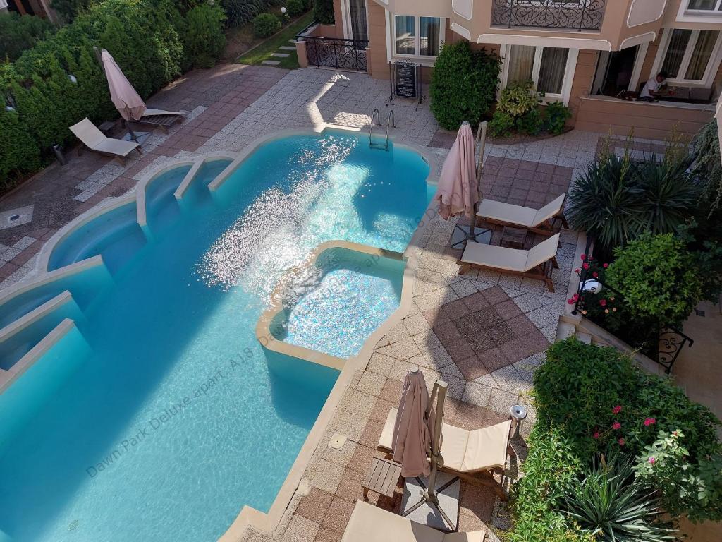 una vista aérea de una piscina en un patio trasero en DPark Apartament en Sunny Beach