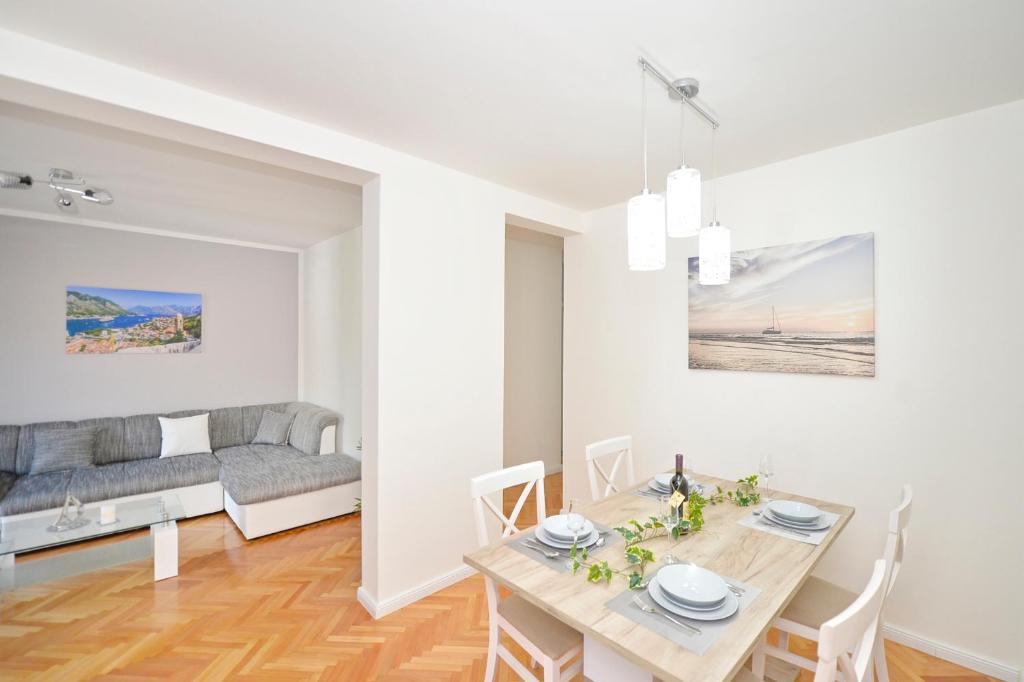 ein Wohnzimmer mit einem Tisch und einem Sofa in der Unterkunft Unico apartman in Kotor
