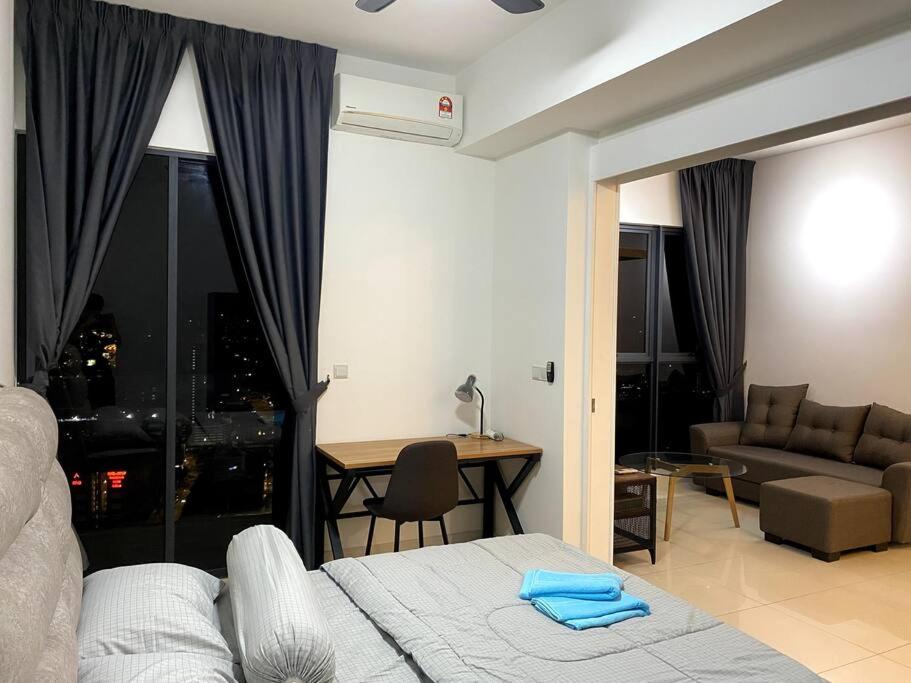 Lucky Continew Residence 1 Bedroom - TRX KL في كوالالمبور: غرفة نوم بسرير واريكة وطاولة