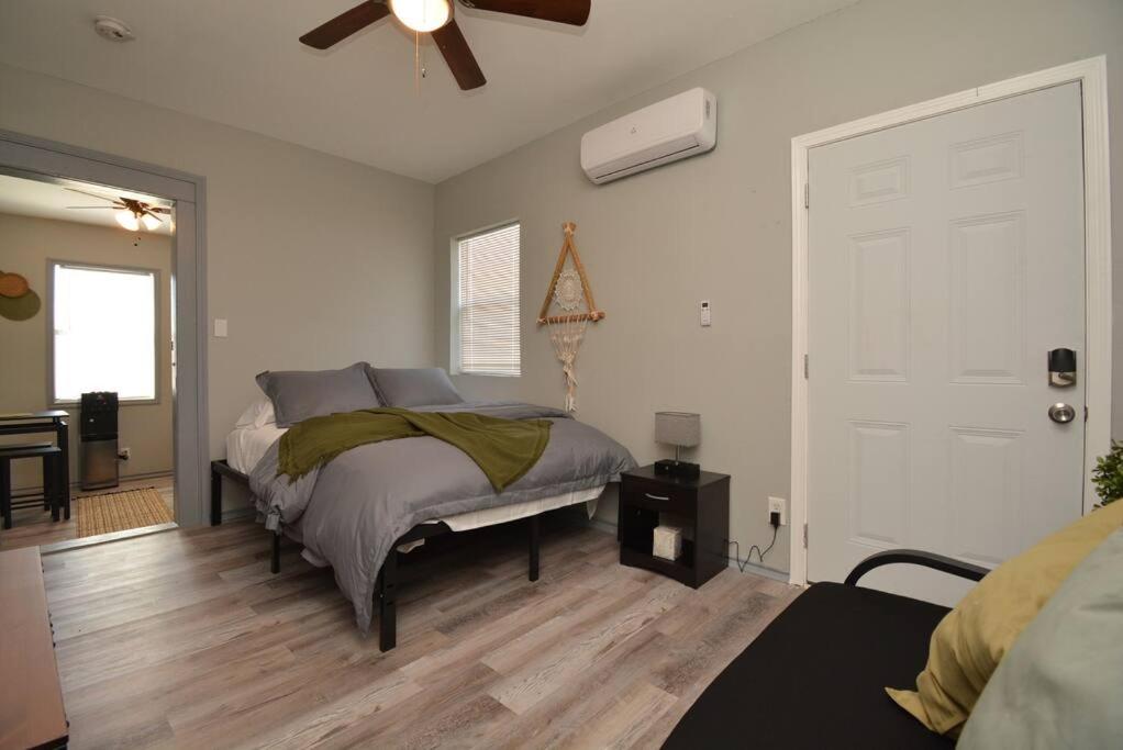 1 dormitorio con 1 cama y ventilador de techo en SuperValue Suite #9 @ East End Revitalized, en Houston