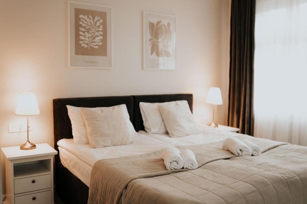 sypialnia z dużym łóżkiem z ręcznikami w obiekcie Villa Adele w Polanicy Zdroju