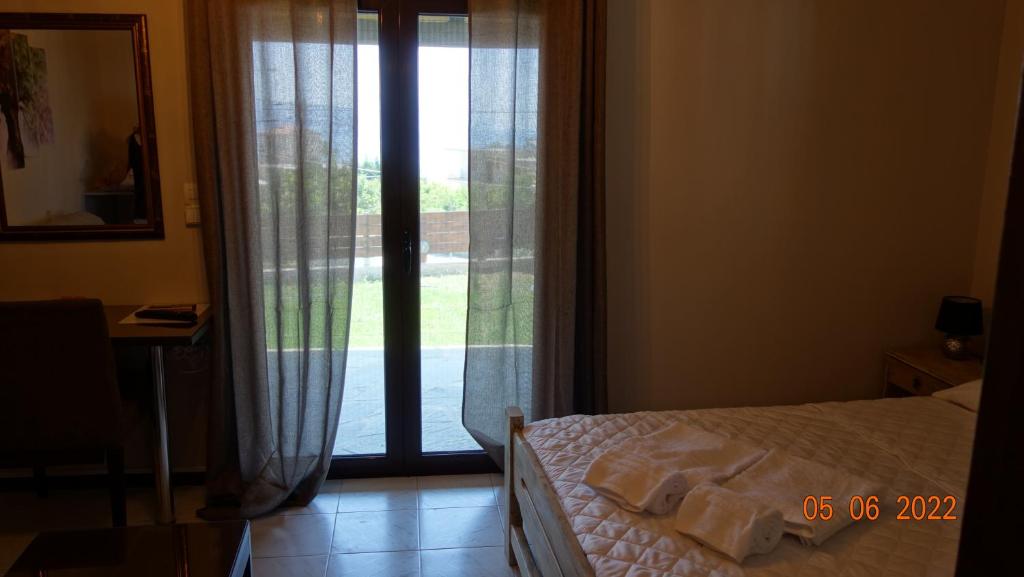 Łóżko lub łóżka w pokoju w obiekcie VAGGELIO Rooms 1