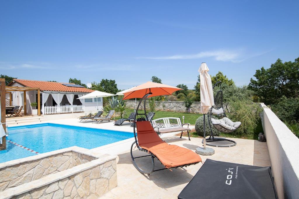 Bazén v ubytování Holiday House Biloš nebo v jeho okolí