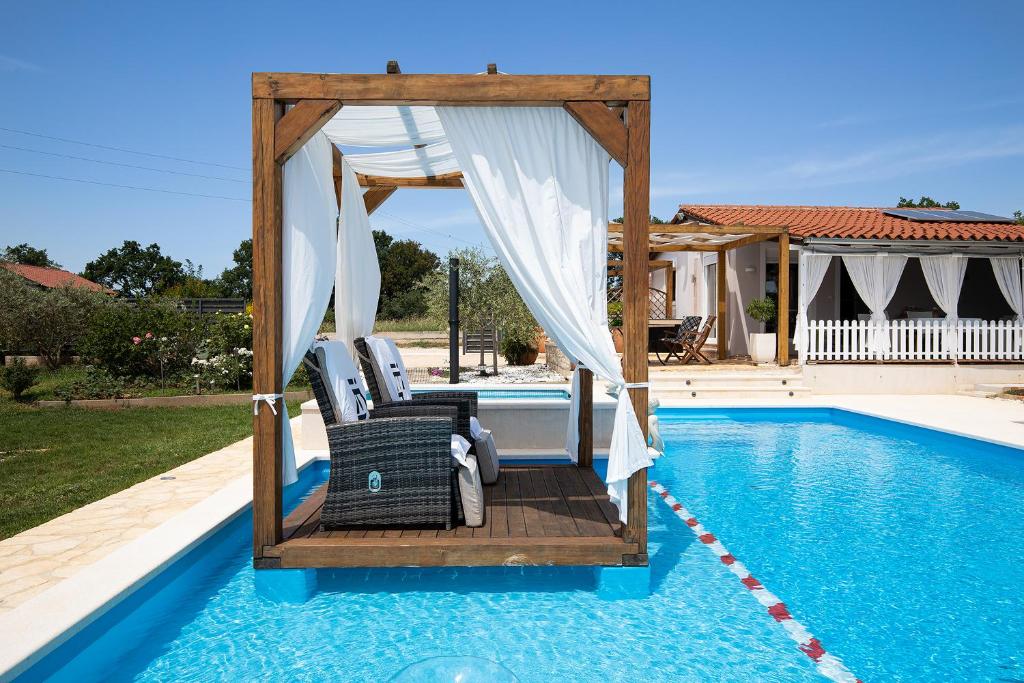 Bazén v ubytování Holiday House Biloš nebo v jeho okolí