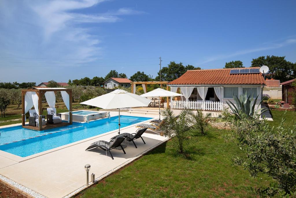 Bazén v ubytování Holiday House Biloš nebo v jeho okolí