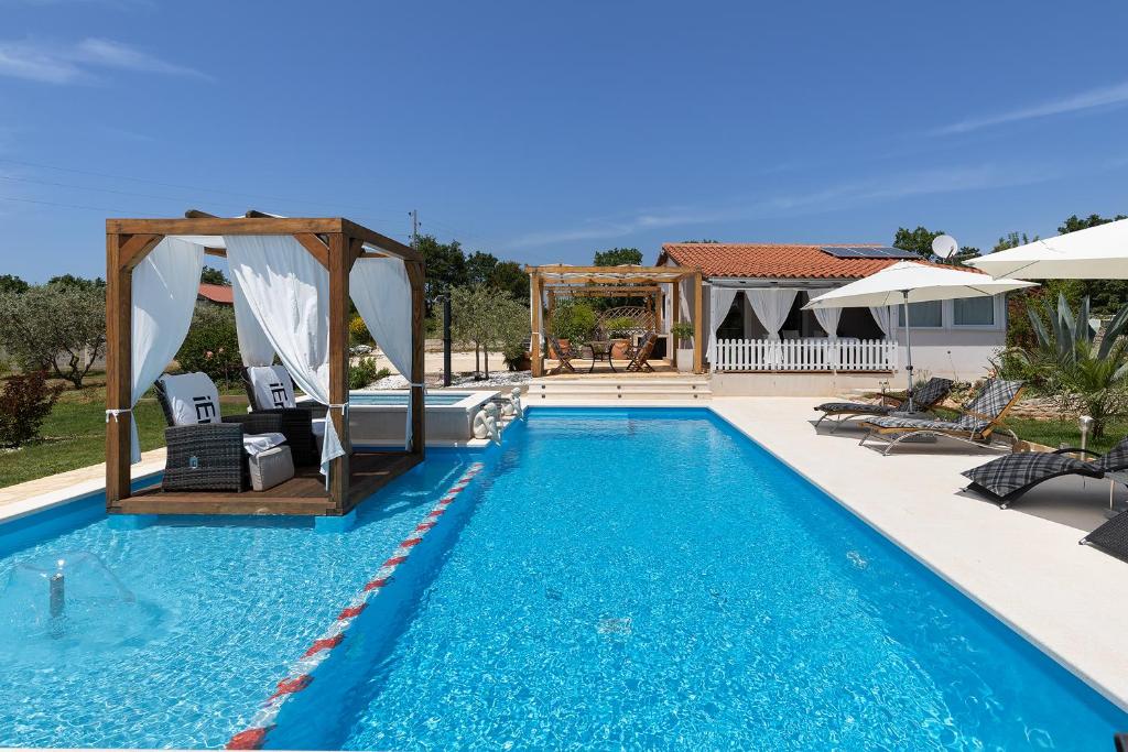 Bazén v ubytování Holiday House Biloš nebo v jeho okolí