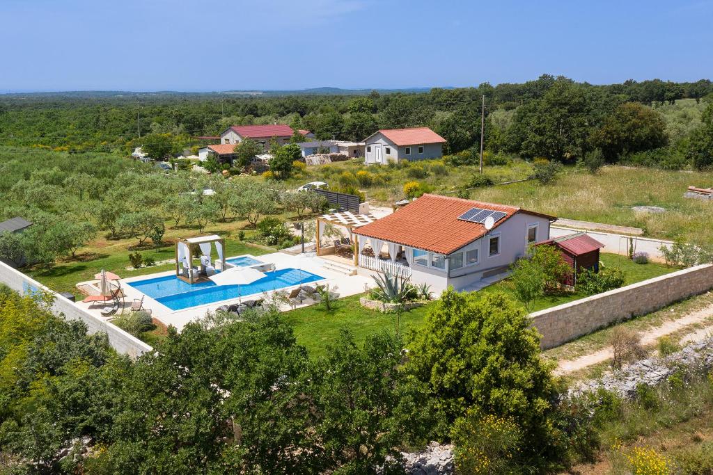 Bazén v ubytování Holiday House Biloš nebo v jeho okolí