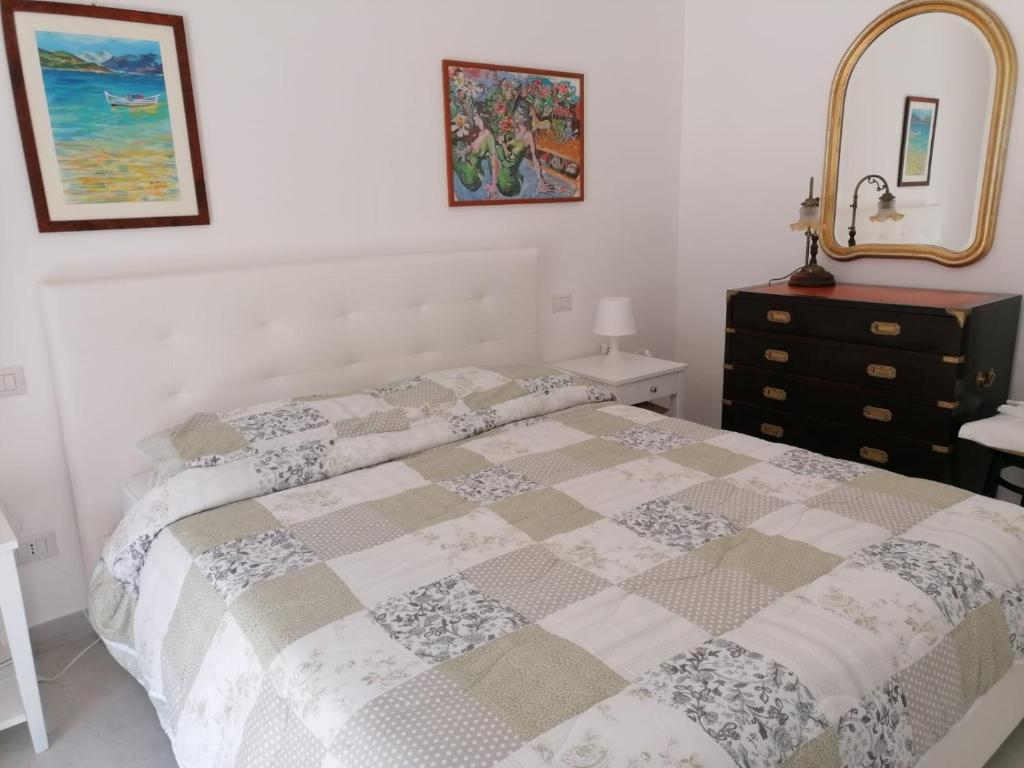 Ein Bett oder Betten in einem Zimmer der Unterkunft villa Eolo