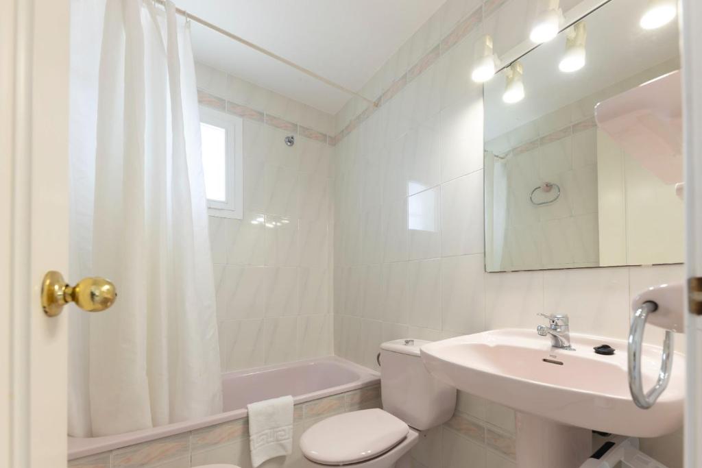 Koupelna v ubytování Bravissimo Estel B4 S'Agaró
